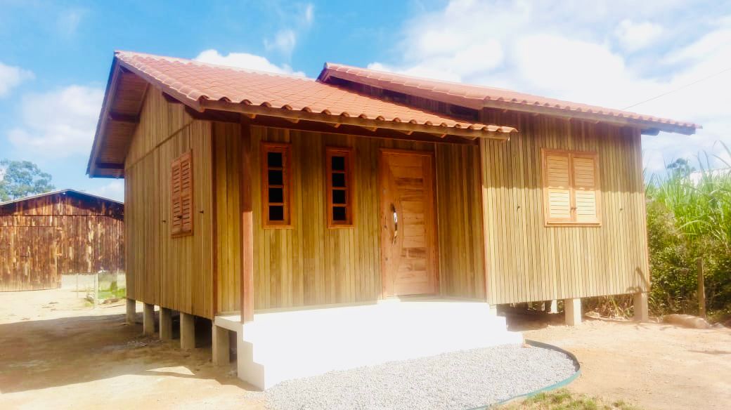 Casa pré-fabricada em madeira clara