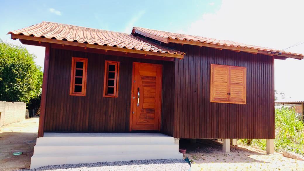 Casa pré-fabricada em madeira escura