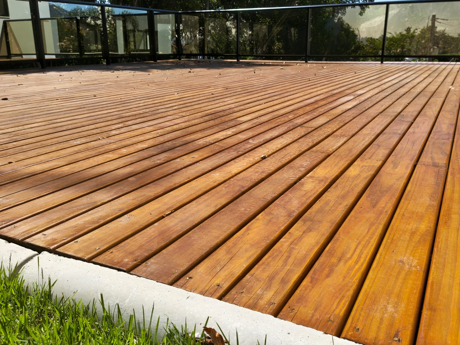 Deck de madeira com guarda-corpo de vidro