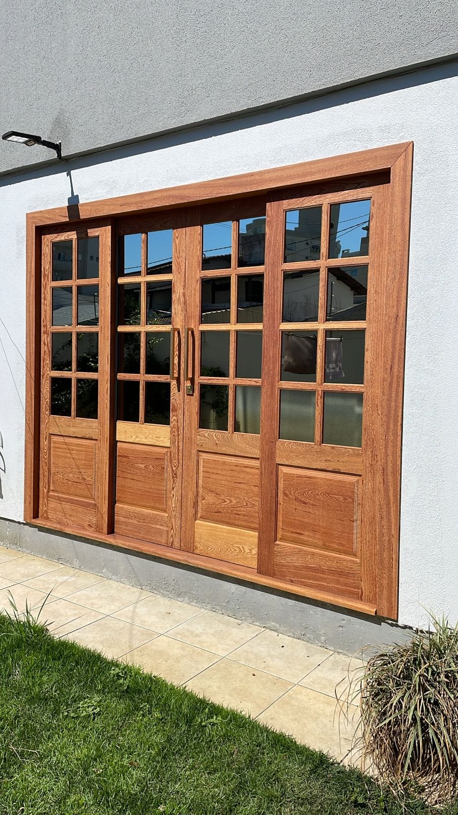 Janela de madeira com vidros quadriculados