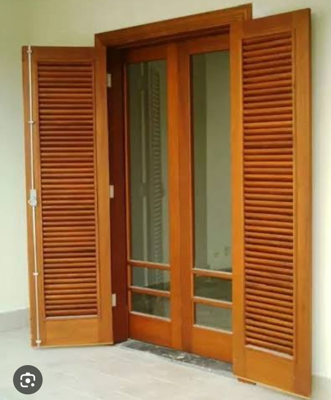 Janela veneziana com vidro de madeira