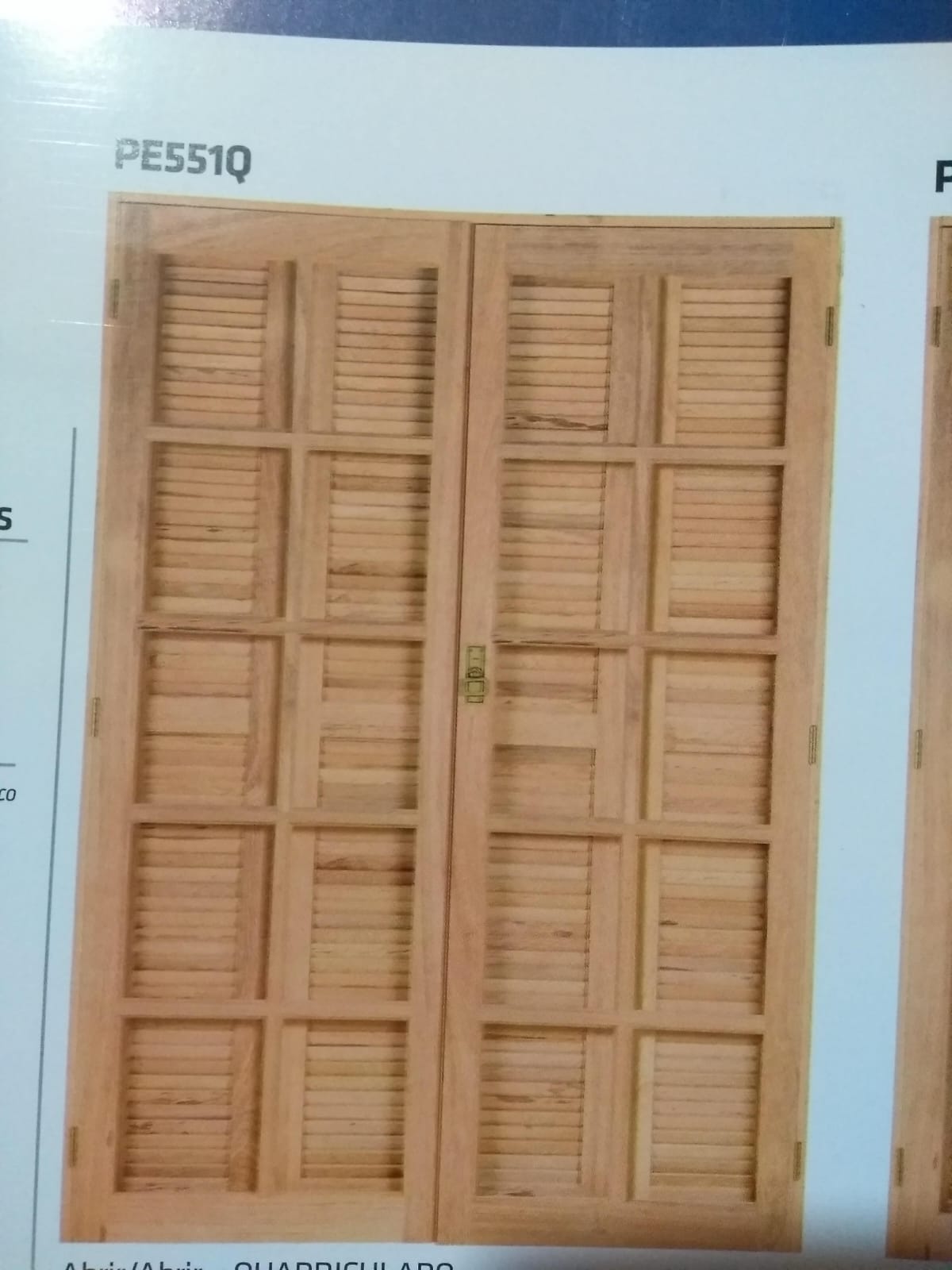 Janela quadriculada de abrir