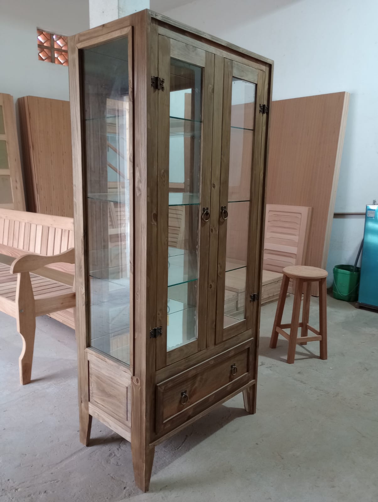 Cristaleira de madeira maciça