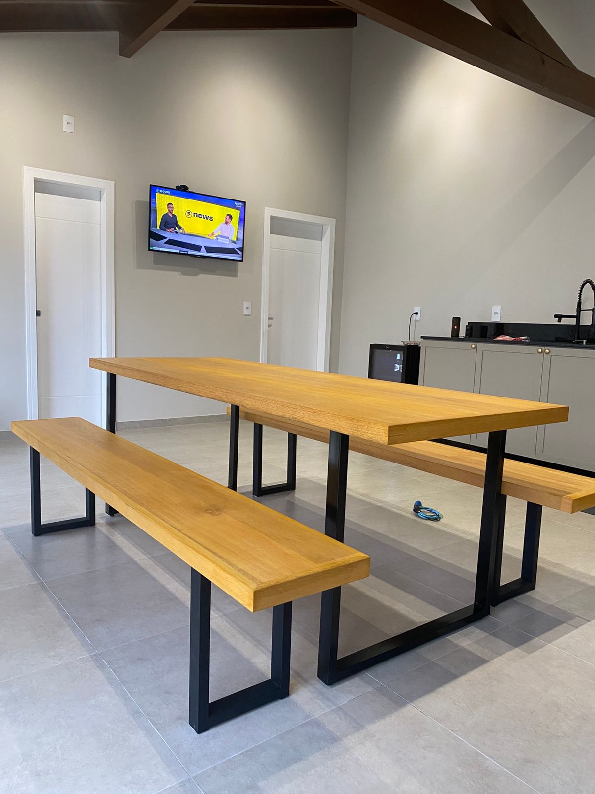 Mesa com bancos estilo industrial