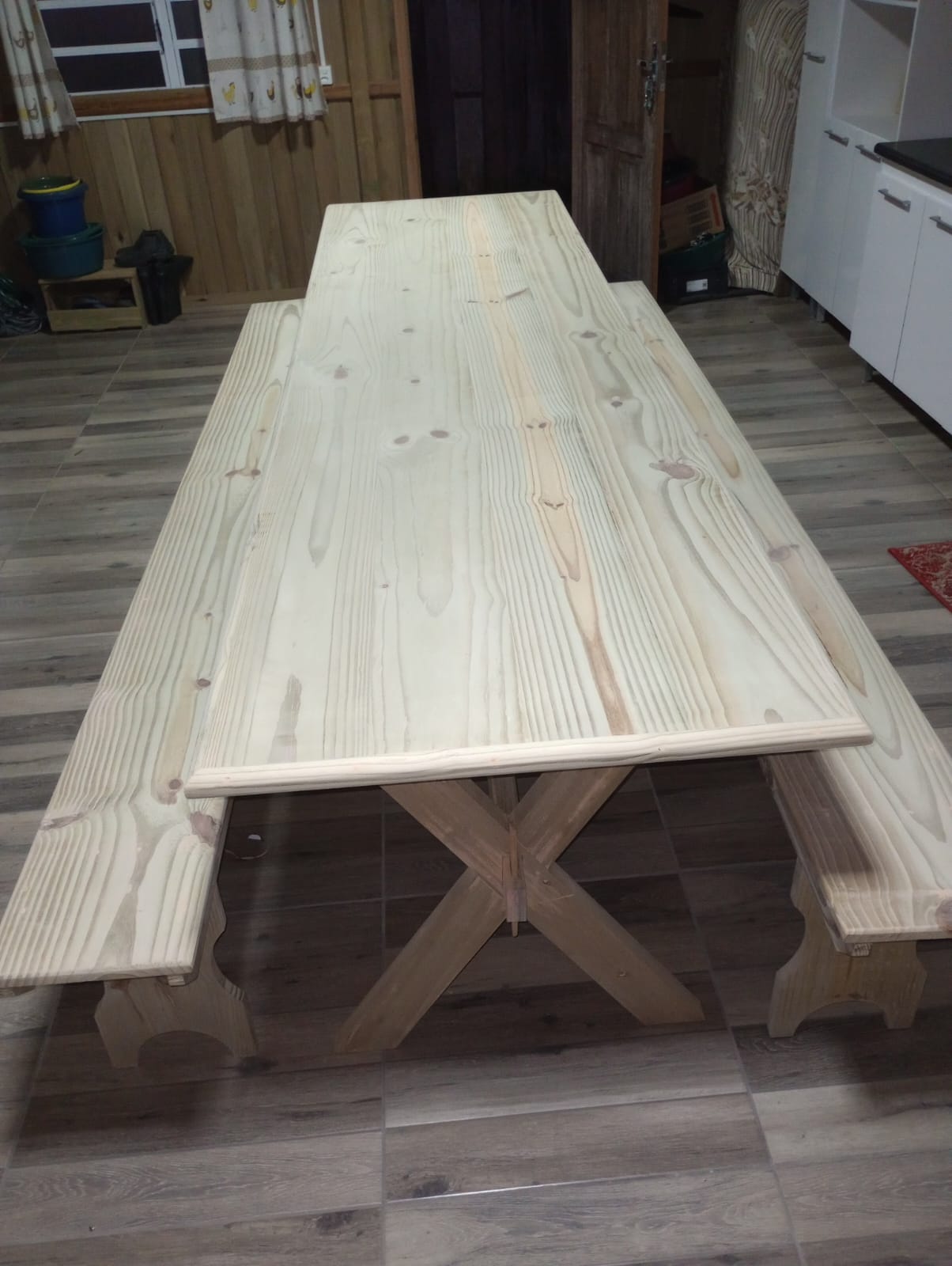 Mesa rústica com bancos em pinus