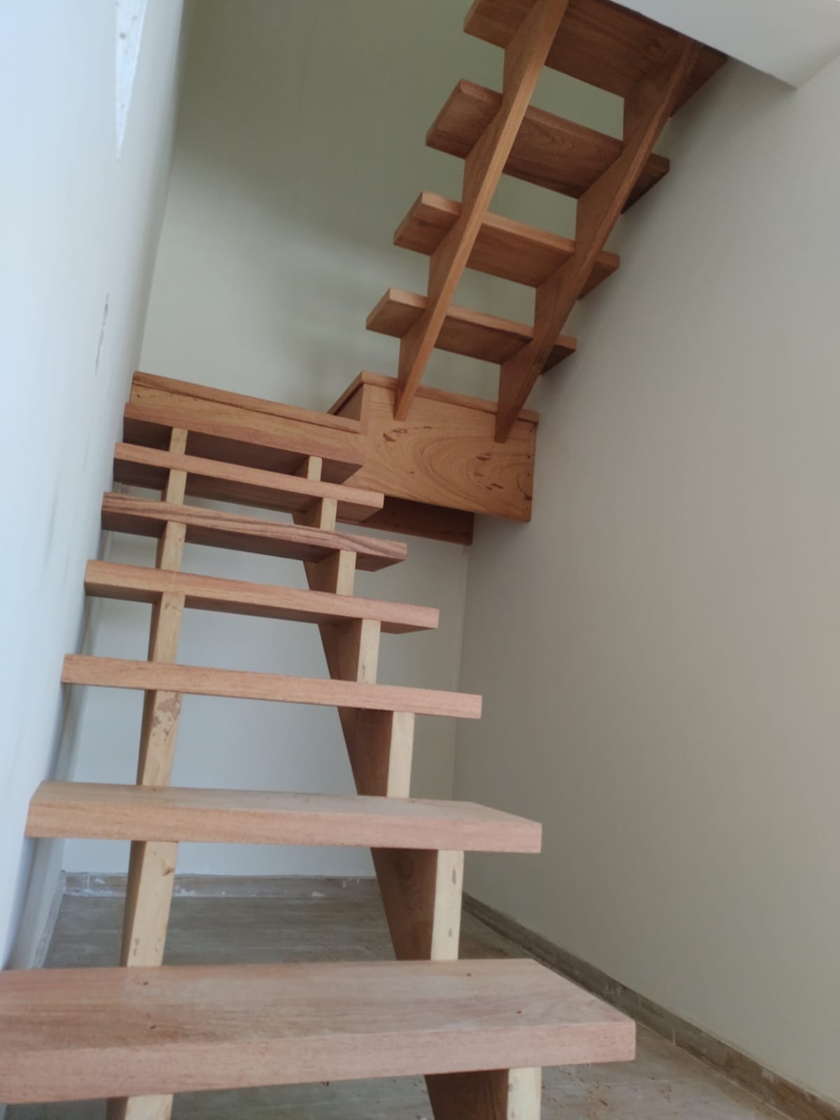Escada de madeira sob medida