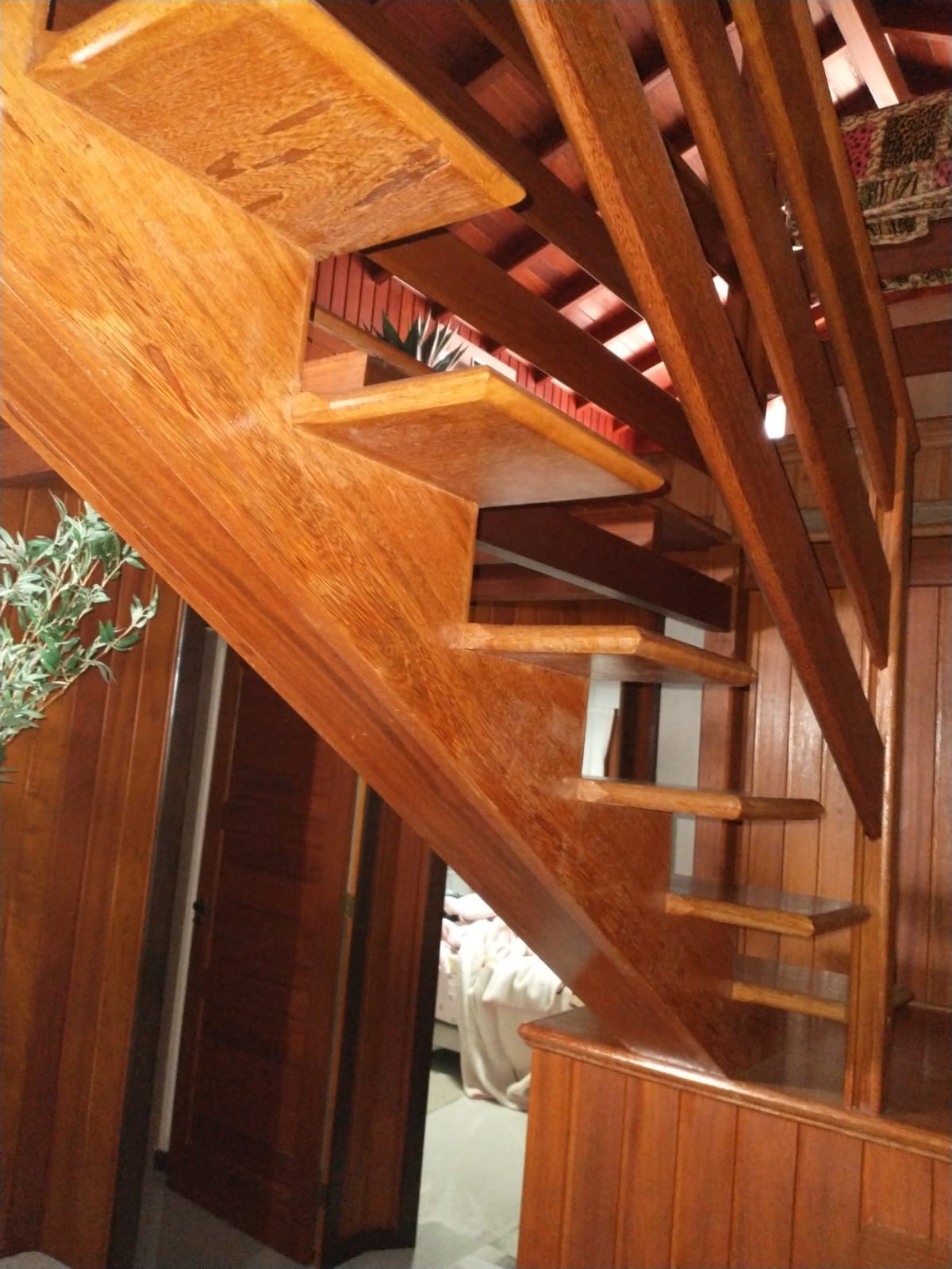 Escadaria de madeira maciça