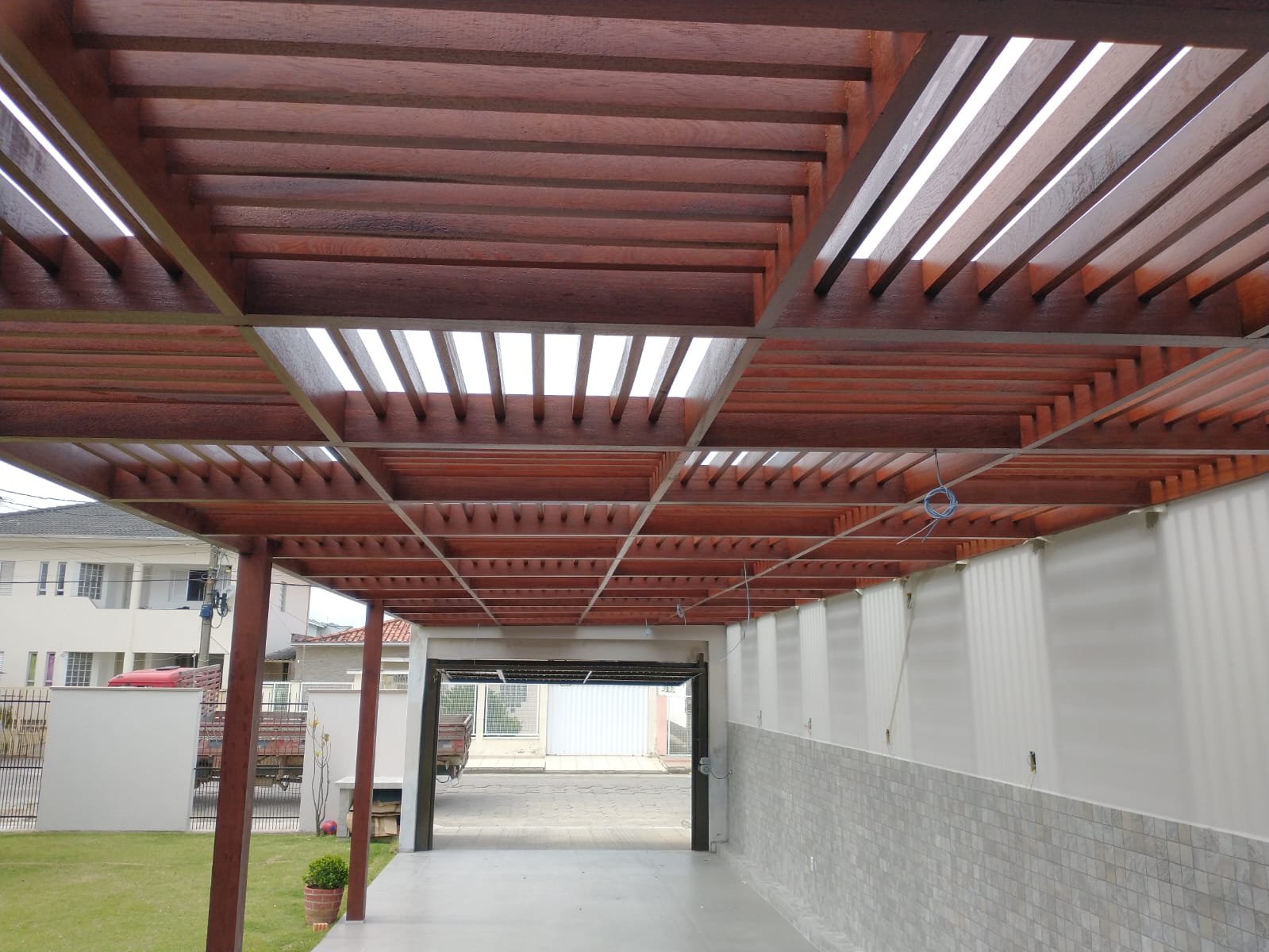 Pergolado residencial com ripas