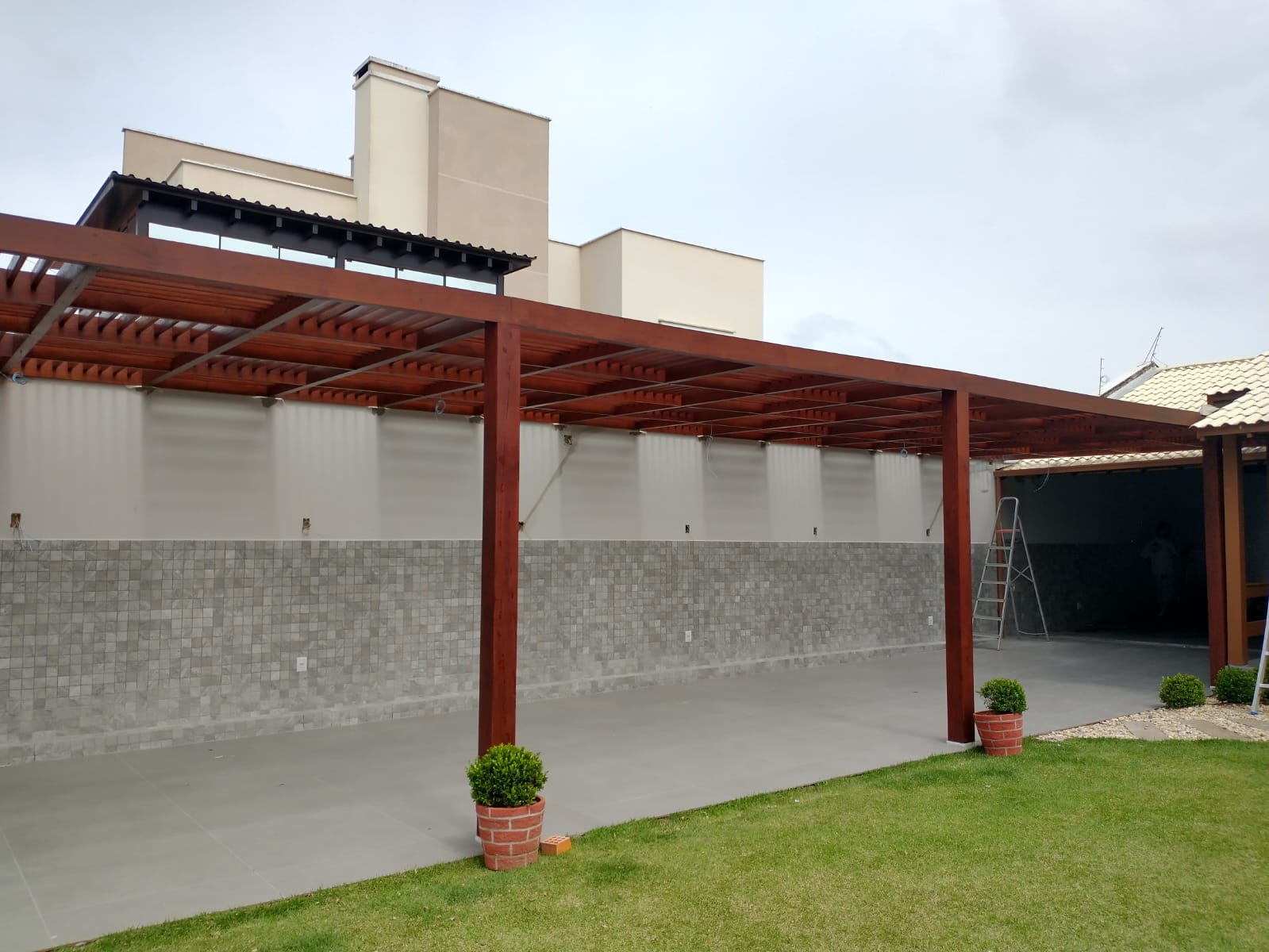 Pergolado extenso para garagem