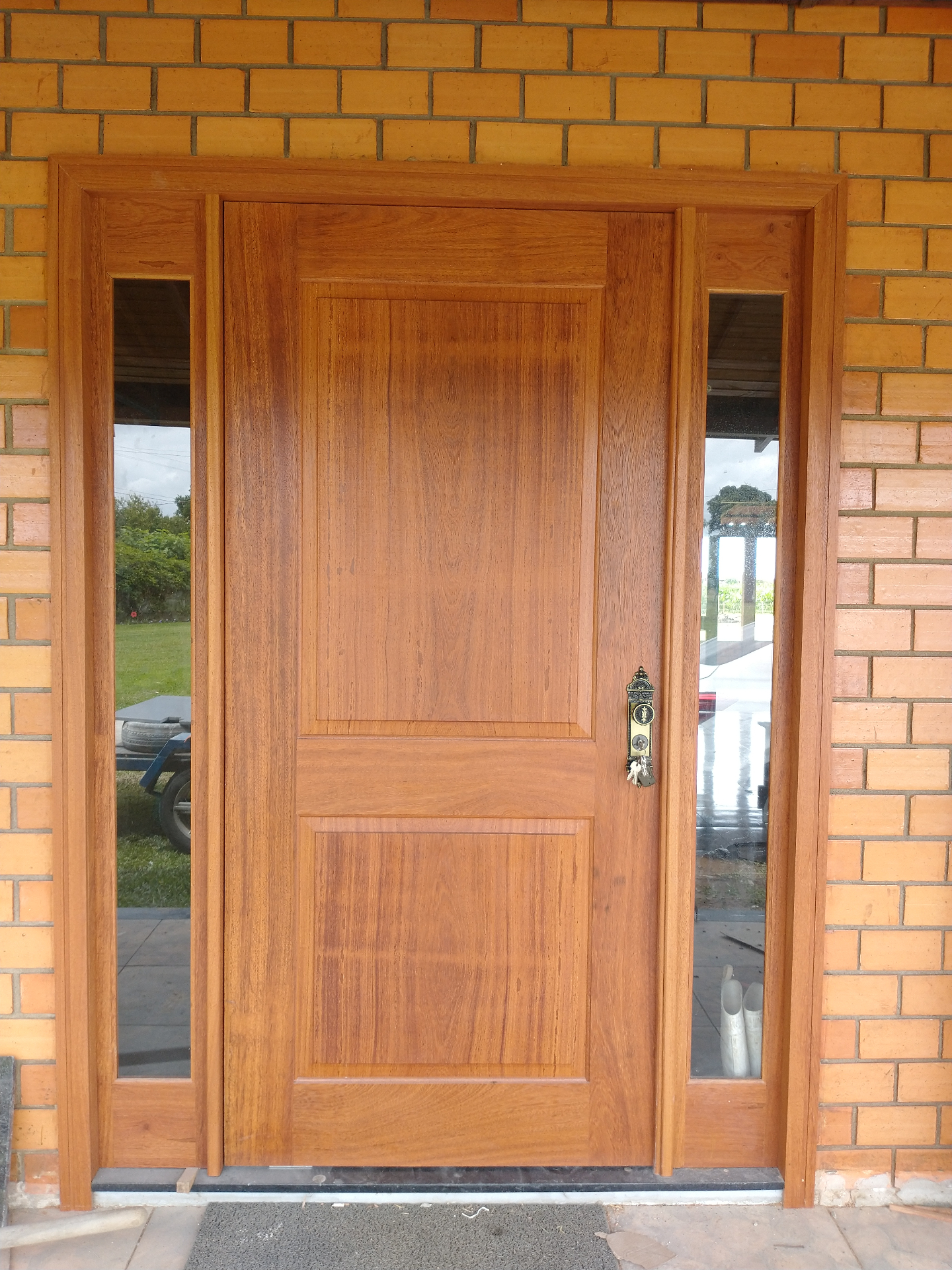 Porta de entrada com vitrais laterais