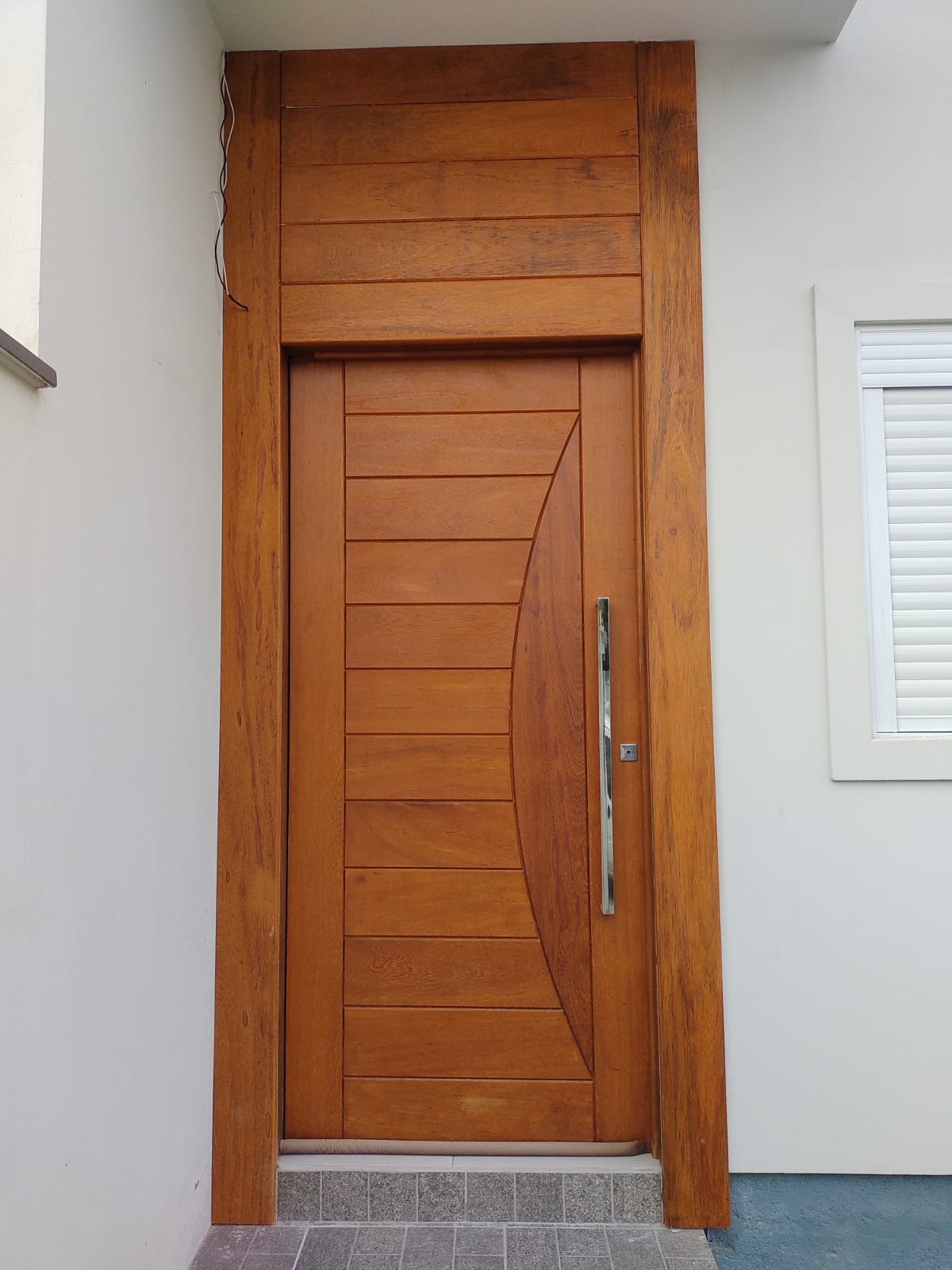 Porta pivotante com design moderno