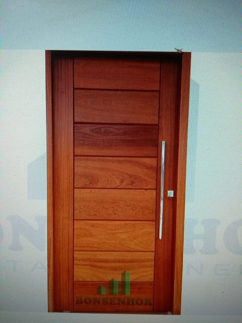 Porta maciça com frisos horizontais